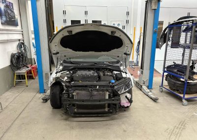 Ein weißes Fahrzeug in der Vorbereitung bei Dr. Car in Heilbronn – Sorgfältiges Karosseriearbeiten in der Fachkabinett.