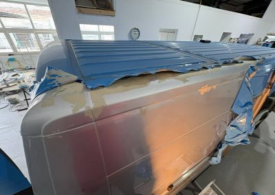 Professionelle Entfernung von Autofolie und Vorbereitung der Karosserie für eine Neulackierung bei Dr. Car in Heilbronn.