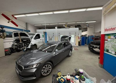 Einblick in den Dr. Car Meisterfachbetrieb in Heilbronn mit sichtbarem DEKRA-Siegel für geprüfte Qualität in Lackierung und Karosserieinstandsetzung.