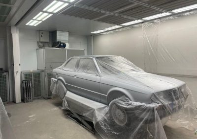 Professionell abgedecktes Fahrzeug in der Dr. Car Lackierkabine zur Vorbereitung einer Teil- oder Reparaturlackierung.