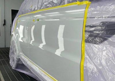 rofessionelle Vorbereitung einer Autolackierung bei Dr. Car in Heilbronn: Die Karosserie ist mit Schutzfolie abgeklebt, um nur die zu lackierende Tür freizustellen.