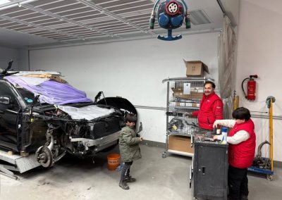 Das Team von Dr. Car Heilbronn in der Werkstatt, stehend für Vertrauen und lokale Handwerksqualität.