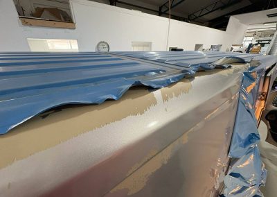 Professionelle Folienentfernung und Lackvorbereitung bei Dr. Car in Heilbronn – Entfernen von beschädigter blauer Autofolie für anschließende Lackierarbeiten.