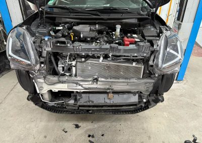 Fahrzeug mit erheblichem Frontalschaden auf der Hebebühne bei Dr. Car in Heilbronn – Instandsetzung von Kühler, Schlossträger und Karosseriestruktur nach einem Unfall.
