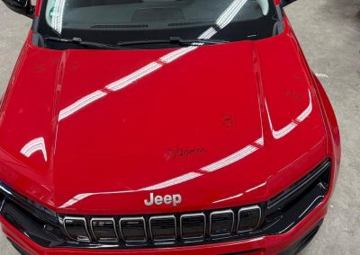 Rote Jeep-Motorhaube mit markierten Hageldellen für das Ausbeulen ohne Lackieren (PDR) bei Dr. Car.