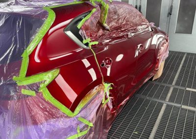 Tiefroter Glanz einer frisch lackierten Autotür nach einer Mehrschichtlackierung in der Dr. Car Spritzkabine.