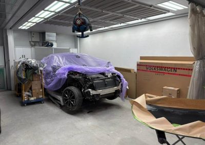 Freigelegter Frontbereich eines Autos auf der Hebebühne für fachgerechte Karosseriereparaturen in Heilbronn.