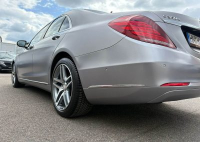 Heckseitenansicht eines Mercedes-Benz S-Klasse (S350d) mit einer hochwertigen, matt-silbernen Lackierung, ausgeführt von Dr. Car in Heilbronn.