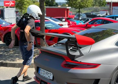 Heckansicht eines mattgrauen Porsche 911 GT3 RS mit rotem Heckspoiler, lackiert von Dr. Car in Heilbronn.