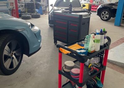 Innenansicht der modernen und sauberen Kfz-Werkstatt von Dr. Car in Heilbronn mit Blick auf die Arbeitsplätze und Ausrüstung.