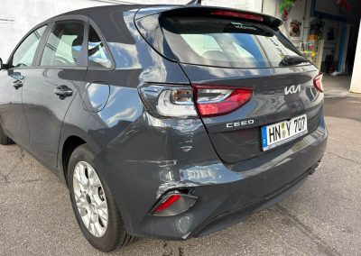 Grauer KIA Ceed mit einem Heckschaden hinten links vor der fachgerechten Instandsetzung und Lackierung bei Dr. Car in Heilbronn.