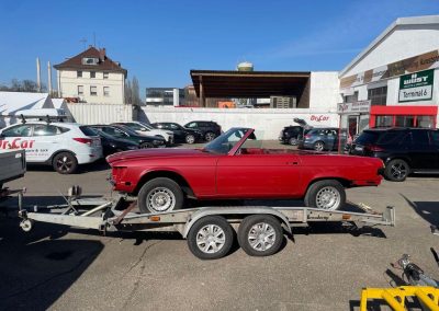 Ankunft eines roten Oldtimer-Cabrios auf dem Firmengelände von Dr. Car zur Karosserie-Instandsetzung und Lackierung in Heilbronn.