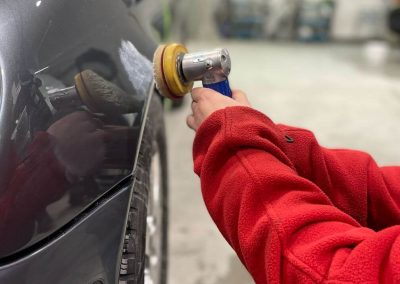 Das Team von Dr. Car in Heilbronn poliert den Kotflügel eines Autos mit einer Poliermaschine, um Lackschäden zu beheben.