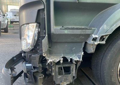 Starker Frontschaden an einem grünen Lkw vor der Reparatur durch die Karosserie-Experten von Dr. Car in Heilbronn.