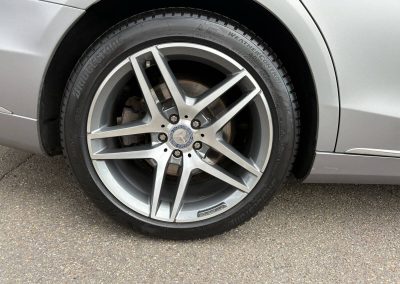 Detailaufnahme einer Mercedes-Benz AMG Felge und des matt-silber lackierten Kotflügels nach einer Aufbereitung bei Dr. Car in Heilbronn.