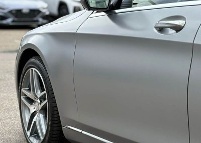 Seitenaufnahme einer Mercedes S-Klasse zur Demonstration der ebenmäßigen Mattlackierung bei Dr. Car.