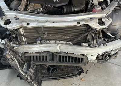 Mercedes-Benz E-Klasse Cabriolet mit schwerem Frontschaden an Stoßstange und Motorhaube bei Dr. Car in Heilbronn – Fachmännische Karosserie-Instandsetzung und Unfallreparatur.