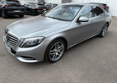 Frontalansicht einer Mercedes-Benz S-Klasse mit exklusiver matt-silberner Lackierung auf dem Werkstattgelände von Dr. Car in Heilbronn.