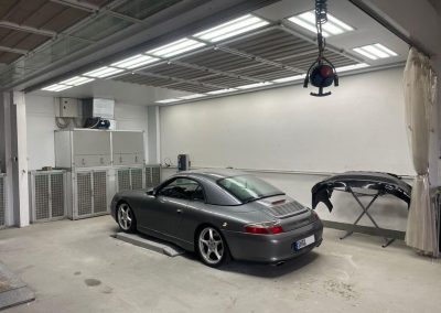 Grauer Porsche 911 (996) steht in der sauberen Dr. Car Werkstatt Heilbronn für eine professionelle Lackierung oder Aufbereitung bereit.