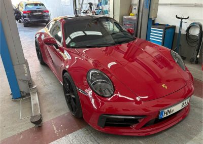 Frontansicht eines roten Porsche nach der professionellen Reparatur und Lackierung bei Dr. Car in Heilbronn.