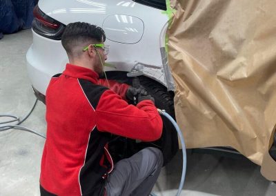 Porsche Macan SUV während der Instandsetzung bei Dr. Car in Heilbronn – Fachmännische Karosseriearbeiten an einem Premium-Fahrzeug.