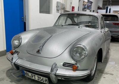 Restaurierter klassischer Porsche Oldtimer in Silber mit Heilbronner Kennzeichen in der Werkstatt von Dr. Car.