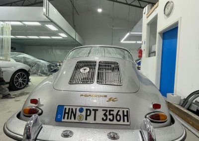 Ein klassischer Porsche Oldtimer in der Werkstatt von Dr. Car in Heilbronn – Spezialbetrieb für fachgerechte Restaurierung, Karosseriearbeiten und Lackierung historischer Fahrzeuge.
