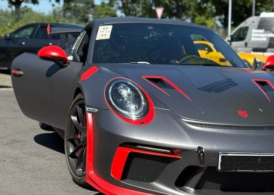 Ein exklusiver Porsche Supersportwagen auf dem Parkplatz am Nürburgring, betreut von Dr. Car Heilbronn als offizieller Partner.