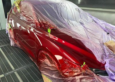 Vorbereitung eines Fahrzeugs für die Lackierung in der modernen Lackierkabine von Dr. Car Heilbronn.