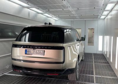 Professionelle Autolackierung eines Range Rover SUVs in der Lackierkabine von Dr. Car in Heilbronn, Baden-Württemberg.