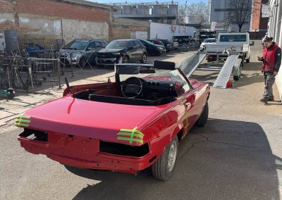 Ankunft und Erstaufnahme eines roten Oldtimer-Klassikers auf dem Dr. Car Firmengelände in Heilbronn zur Karosserie-Instandsetzung.