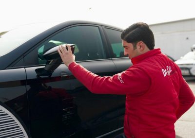 Nahaufnahme eines linken Außenspiegels in der Dr. Car Werkstatt Heilbronn, vorbereitet für die professionelle Reparatur oder Lackierung.