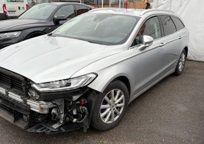 Nahaufnahme eines silbernen Wagens mit massivem Frontschaden vor der Dr. Car Werkstatt Heilbronn vor der Karosseriereparatur.
