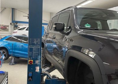Ein großer SUV auf der Hebebühne bei Dr. Car in Heilbronn – Unsere Werkstatt ist für schwere Fahrzeuge, Geländewagen und SUV-Instandsetzungen voll ausgestattet.