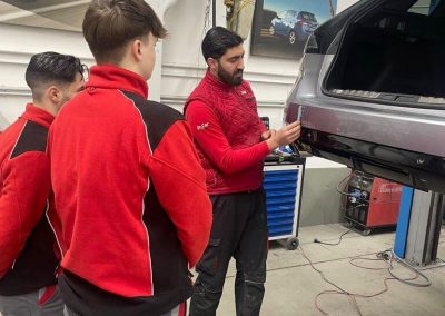 Das Werkstatt-Team von Dr. Car in Heilbronn bei der gemeinsamen Arbeit und Abstimmung an einem Kundenfahrzeug – Ihr persönlicher Meisterbetrieb.