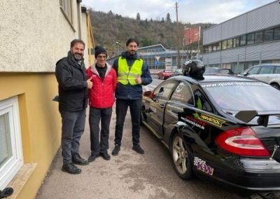 Das kompetente Team der Kfz-Lackiererei Dr. Car vor dem Werkstattgebäude in Heilbronn – Ihr Meisterfachbetrieb für Lackierung und Karosseriebau.