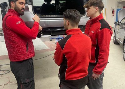 Mitarbeiter der Kfz-Werkstatt Dr. Car in Heilbronn im Gespräch – Authentischer Einblick in den Arbeitsalltag und das Teamwork im Meisterfachbetrieb.