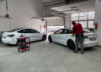 Weißes Tesla Model bei Dr. Car in Heilbronn – Zertifizierter Fachbetrieb für die Reparatur und Lackierung von Elektrofahrzeugen (E-Mobilität).