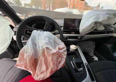 Fahrzeuginnenraum mit ausgelösten Airbags vor der fachgerechten Unfallinstandsetzung bei Dr. Car in Heilbronn – Sicherheitssystem-Check und Reparatur.