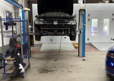 Schwarzer VW auf der Hebebühne bei Dr. Car Heilbronn mit demontierter Front für Karosseriearbeiten.
