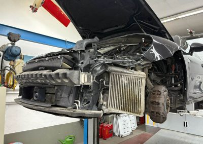 Vorbereitung der Karosserieinstandsetzung und detaillierte Schadensaufnahme.