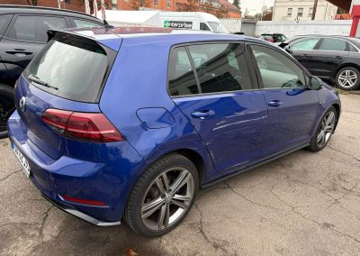 Seitenansicht eines blauen VW Golf vor der professionellen Lackierung und Instandsetzung bei Dr. Car in Heilbronn.