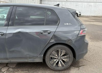 Silbergrauer VW Golf mit deutlichem Seitenschaden an der hinteren Tür und dem Schweller bei Dr. Car in Heilbronn – Fachmännische Karosserieinstandsetzung und Lackierung